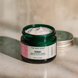 کرم روز مرطوب کننده بادی شاپ Body Shop مدل Vitamin E Moisture Day Cream مناسب انواع پوست حجم 50 میلی لیتر