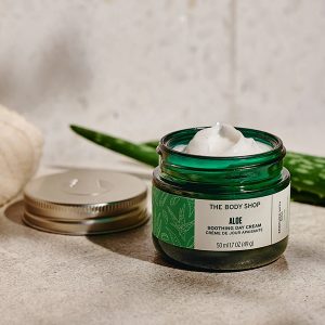 کرم روز تسکین دهنده بادی شاپ Body Shop مدل Aloe Soothing Day Cream مناسب پوست حساس حجم 50 میلی لیتر